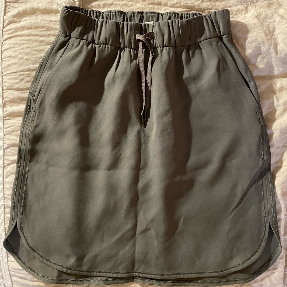 Lulu size 6 skirt